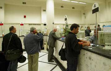 Εντείνεται η κόντρα για τη διεύρυνση του ωραρίου στις τράπεζες