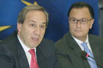 Ενδοκυβερνητικές κόντρες και «αποχή» Γ.Μανώλη για τις συλλογικές συμβάσεις στις ΔΕΚΟ