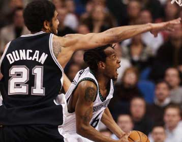 Μεγάλη νίκη των Σπερς επί των Τίμπεργουλβς με πρωταγωνιστή τον Φίνλεϊ