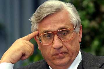 Σε παραίτηση καλείται ο κεντρικός τραπεζίτης της Ιταλίας Αντόνιο Φάτσιο