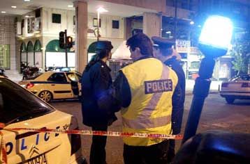 Προσαγωγές υπόπτων για την επίθεση κατά αστυνομικών – Εντοπίστηκε το περίστροφο