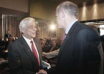 Ανταλλαγή «πυρών» Παπανδρέου-Παυλόπουλου στο συνέδριο της ΕΝΑΕ