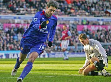 Εκπληκτικός ο Γιαννακόπουλος πέτυχε δύο γκολ, πλησιάζει την κορυφή η Μάντσεστερ