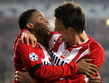 Η Αϊντχόφεν συνέτριψε την Βίλεμ με τις Αλκμααρ, Φέγενορντ να καραδοκούν