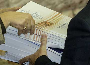 Με κόντρες ξεκινά στη Βουλή η συζήτηση για τον προϋπολογισμό του 2006