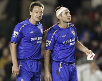 Νεύρα, ακυρωθέν γκολ και νίκη της Τσέλσι στο «Χάιμπουρι» με τον Μουρίνιο να… τρέχει