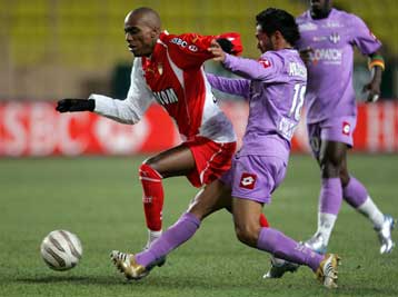 Οκτώ ομάδες σε απόσταση τριών βαθμών συνωστίζονται υπό της Λιόν