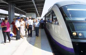 Επέκταση του προαστιακού σε Λαύριο και Πειραιά υπόσχεται ο Μιχάλης Λιάπης