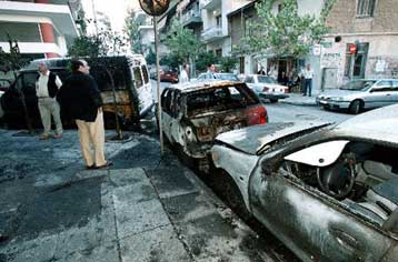 Μπαράζ εμπρησμών αυτοκινήτων τα ξημερώματα της Πέμπτης στη Νέα Σμύρνη