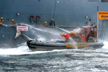 «Συμπλοκή» ακτιβιστών της Greenpeace με ιαπωνικά φαλαινοθηρικά