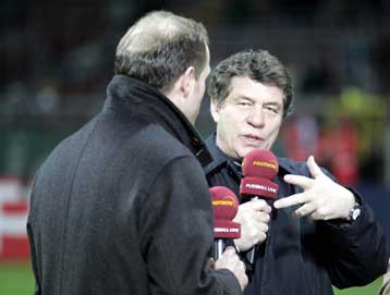 Σάλκε και Κολονία ήθελαν τον Ρεχάγκελ στον πάγκο τους, αλλά η ΕΠΟ απάντησε αρνητικά