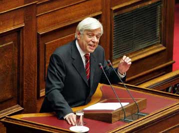 Διαξιφισμοί Κακλαμάνη-Παυλόπουλου για αναθεώρηση Συντάγματος και ανασχηματισμό