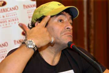 Ο Μαραντόνα αρνείται ότι προκάλεσε θερμό επεισόδιο στο αεροδρόμιο του Μπουένος Αϊρες