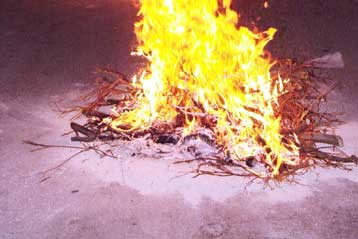 Δεκάδες φωτιές ετοιμάζονται στη Φλώρινα για να ζεστάνουν τη φάτνη