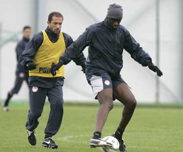 Στα τέσσερα σημεία του ορίζοντα ξεκουράζονται οι παίκτες του Ολυμπιακού