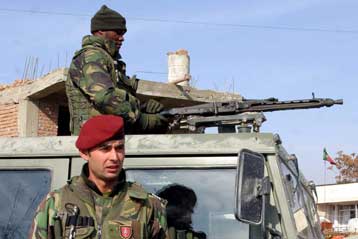 Aιφνιδιαστική επίσκεψη Σόκρατες στους Πορτογάλους στρατιώτες στο Αφγανιστάν