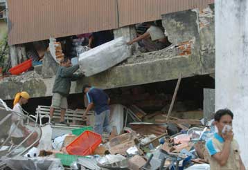 Τρεις σεισμικές δονήσεις ξύπνησαν εφιαλτικές μνήμες στην Ινδονησία