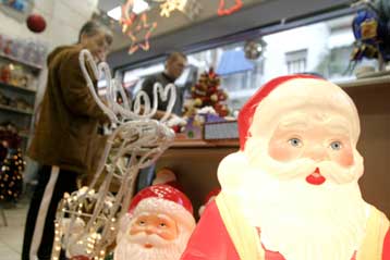 Συνεχίζεται το εορταστικό ωράριο λειτουργίας των καταστημάτων