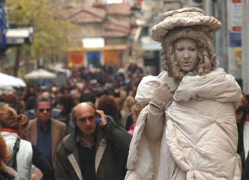 Πτώση της κίνησης στα μικρά καταστήματα τα Χριστούγεννα – Ανοδος στις μεγάλες αλυσίδες