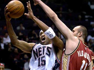 Πέρασαν και το εμπόδιο των Καβαλίερς οι Νετς με τον Τζέφερσον να κλέβει την παράσταση