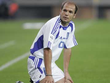 Ο Μπασινάς συζητά με την Έβερτον υπό το βλέμμα της Γουέστ Χαμ