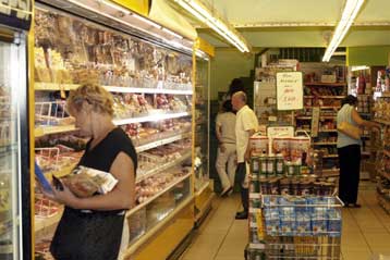 Σοβαρές παραβάσεις σε δύο σουπερμάρκετ εντόπισαν ελεγκτές της Νομαρχίας Πειραιά