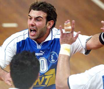 «Κόλλησε» στο χιόνι ο Καρυπίδης και έχασε τον αγώνα της Μικτής Κόσμου χάντμπολ