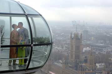 Επιτρεπτή στη Βρετανία η υιοθεσία παιδιών από ανύπαντρα ζευγάρια