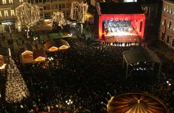 Με λαμπρές εορταστικές εκδηλώσεις οι Έλληνες υποδέχθηκαν το 2006