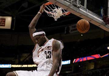 Ο ΛεΜπρον Τζέιμς έκλεψε την παράσταση στη νίκη του Κλίβελαντ κατά των Πίστονς