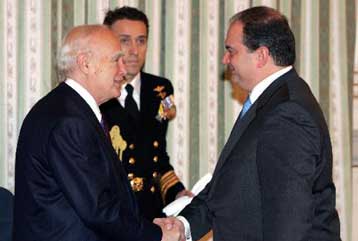 Ευχές για τη νέα χρονιά στον Κ.Παπούλια με αναφορές στο παραδικαστικό κύκλωμα