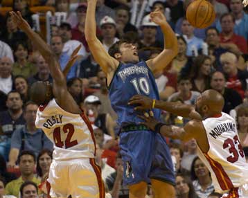 Μεγάλη νίκη των Χιτ επί των Τίμπεργουλβς με πρωταγωνιστή τον Γουέιντ