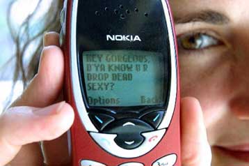 Εκατό ογδόντα πέντε εκατομμύρια SMS έστειλαν οι Έλληνες τις ημέρες των εορτών