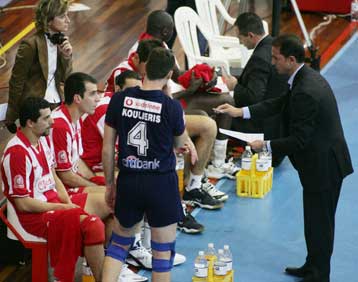 Νικηφόρο ντεμπούτο του Νικολάκη στον πάγκο του Ολυμπιακού με 3-0 σετ επί της Κλάντνο