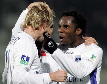 Η Οσέρ στη δεύτερη θέση μετά το 2-1 επί της Μονακό που «παγώνει» τον Εβρά