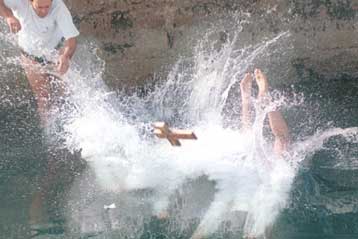 Ένας νέος πνίγηκε στην προσπάθειά του να πιάσει το σταυρό στο Κεφαλόβρυσο Ελασσόνας