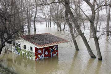 Μεγάλη έκταση στον Έβρο πλημμυρισμένη λόγω ρήξης αναχώματος