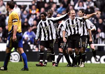 Βρήκε δίχτυα ο Stelios, επιβίωσε από κλασικό αγγλικό ματς η Λίβερπουλ, 200άρης ο Σίρερ