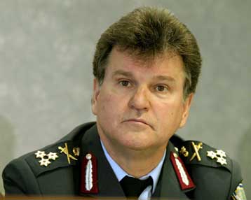 Ρουτίνα και παραλείψεις στις μεταγωγές εντοπίζει ο αρχηγός της ΕΛ.ΑΣ. Γ.Αγγελάκος