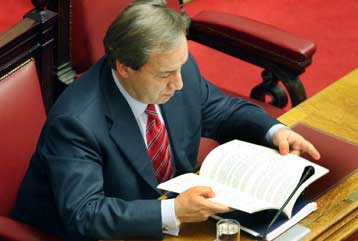 Αναστολή επιδίκασης αναδρομικών για θέματα μισθών σε πολίτες προτείνει ο Γ.Αλογοσκούφης