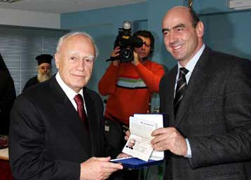 Ο Πρόεδρος της Δημοκρατίας ο πρώτος κάτοχος του νέου διαβατηρίου