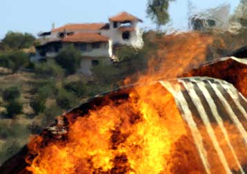 Καταχρηστικό όρο στα συμβόλαια πυρός ασφαλιστικών εταιριών εντόπισε ο Δ.Λινός
