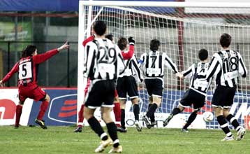 Νέα απώλεια για τον ΠΑΟΚ, που τελικά πήρε την ισοπαλία 2-2 από τον Απόλλωνα