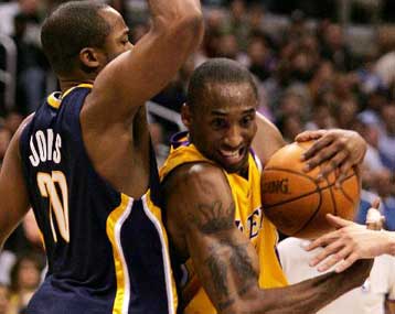 Τρίτη σερί νίκη για τους Λέικερς με πρωταγωνιστή τον Κόμπε Μπράιαντ