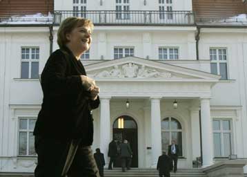 Με στόχο τη γεφύρωση του χάσματος η επίσκεψη Μέρκελ στην Ουάσινγκτον