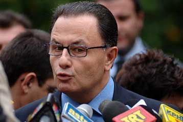 Στο τραπέζι του διαλόγου για τις εργασιακές σχέσεις και το ωράριο των τραπεζών