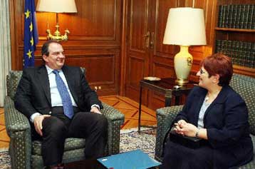 Για την αναθεώρηση του Συντάγματος συζήτησαν Καραμανλής-Παπαρήγα