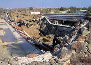 Το πάχος της επιχωμάτωσης οδήγησε στην κατάρρευση του στεγάστρου στο Ακρωτήρι Θήρας