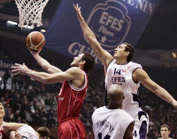 Πλήρωσε τα λάθη του ο Ολυμπιακός και ηττήθηκε 77-69 από την Εφές στο «Αμπντί Ιπεκτσί»