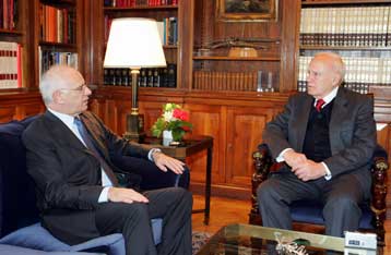 Ενημέρωση Κ.Παπούλια από τον υπουργό Εθνικής Αμυνας